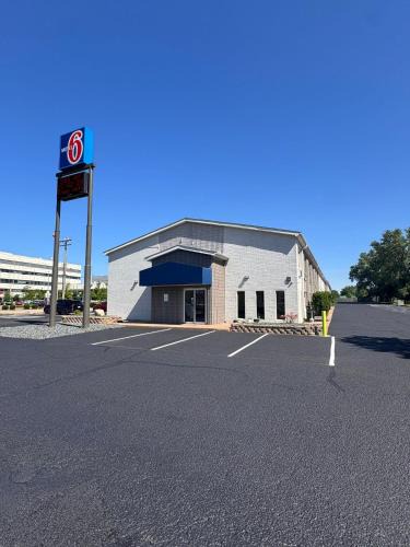 Eau Claire Hotel | Motel 6-Eau Claire, WI