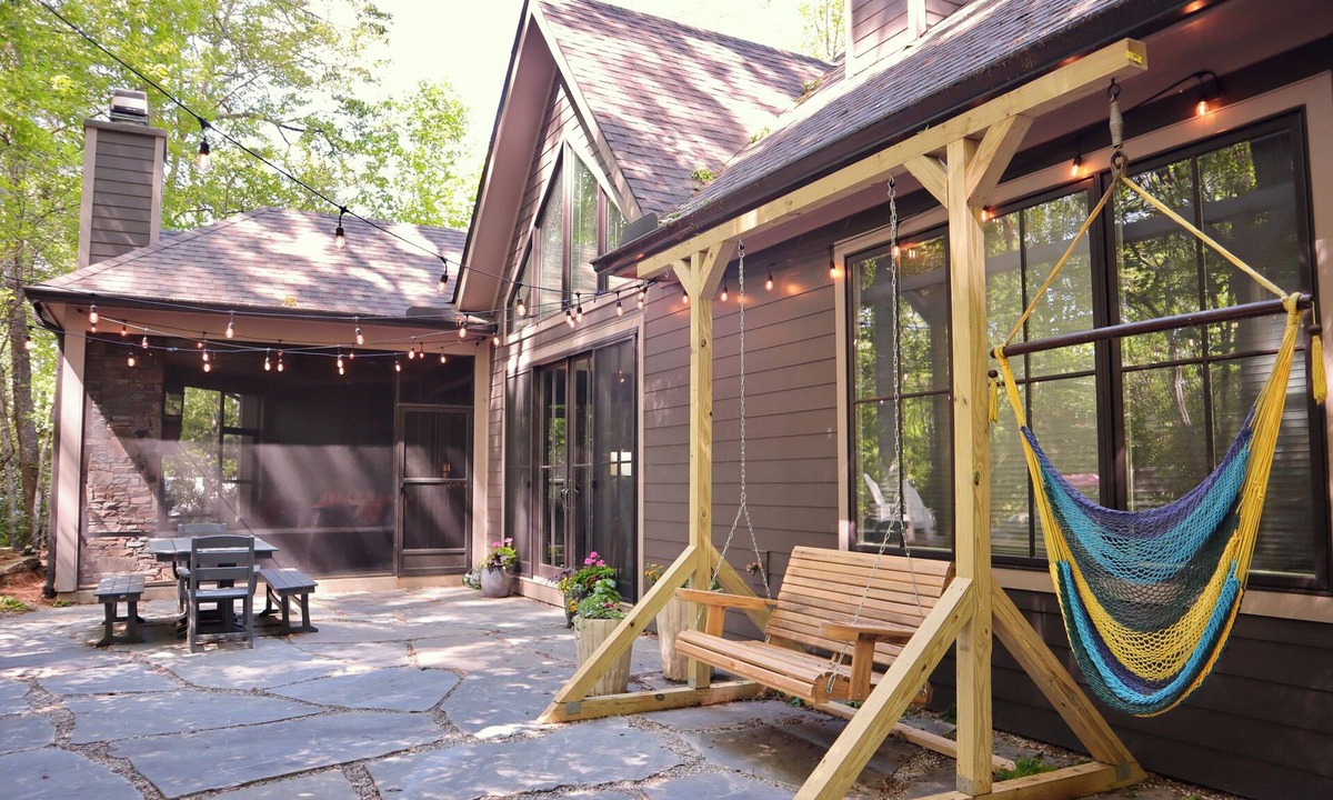 Highlands House | Mount Lori Hillside Retreat: 1-Level Luxury w/Screen Porch, Stone Patio, Garage