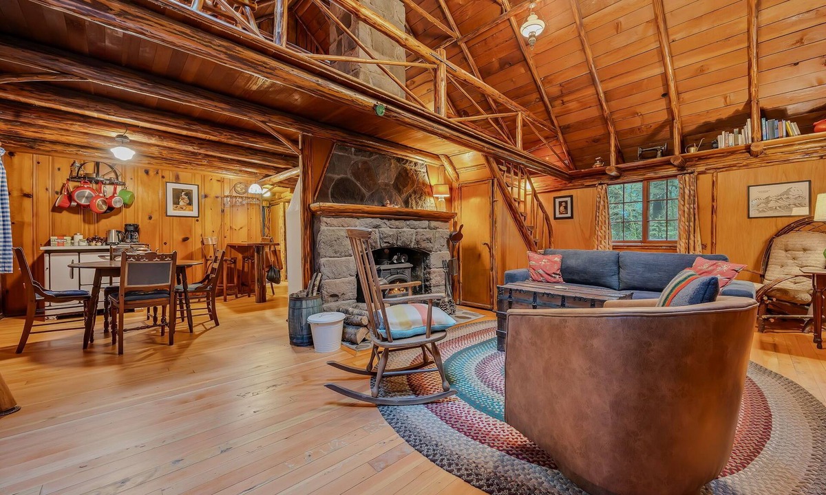 Mount Hood Village Cabin | Mountain Air Cabin: Historic Steiner Gem near Mt. Hood - 2BR/1BA