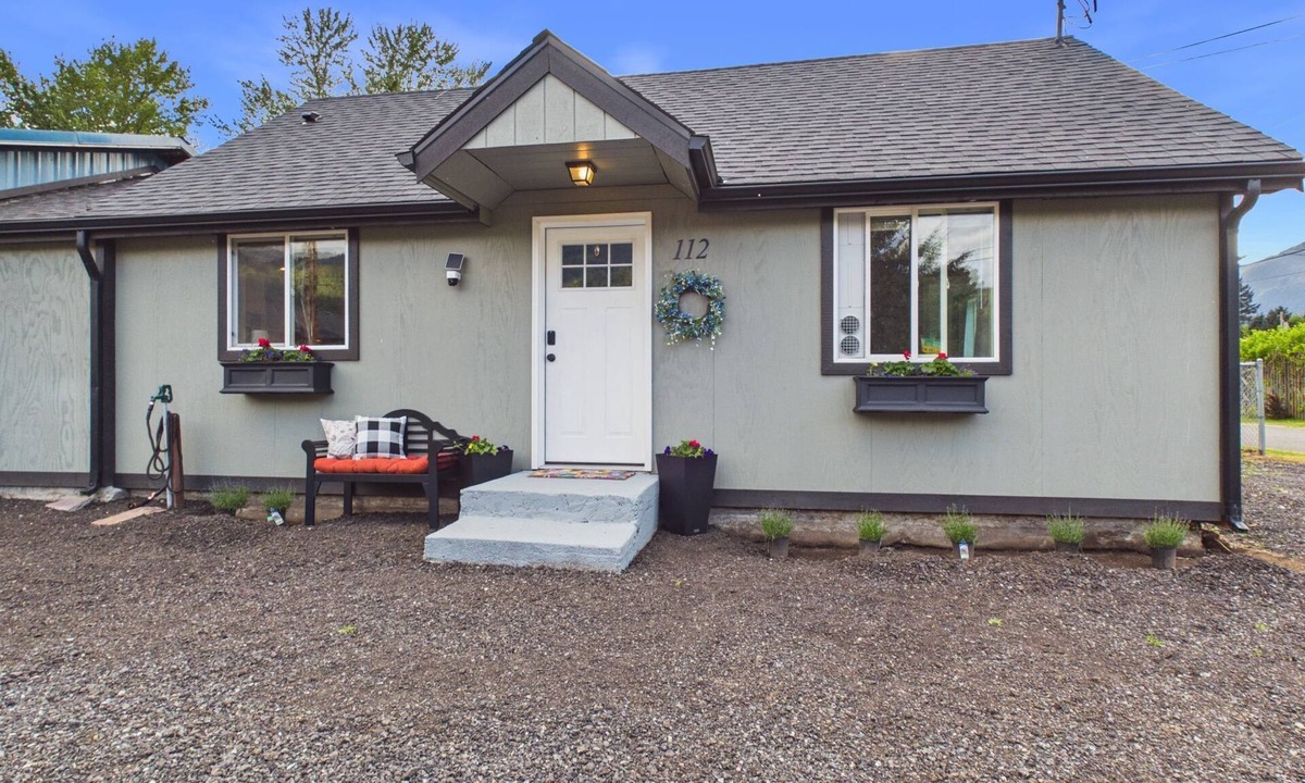 Packwood Cabin | Mountain View Cabin - 2-bedroom cabin with game room, downtown Packwood