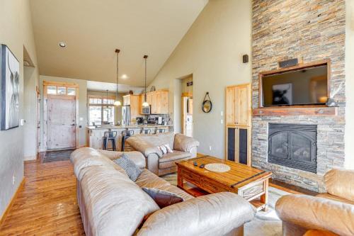 Powell Butte House | Mountain-View Cabin Near Trails in Powell Butte!