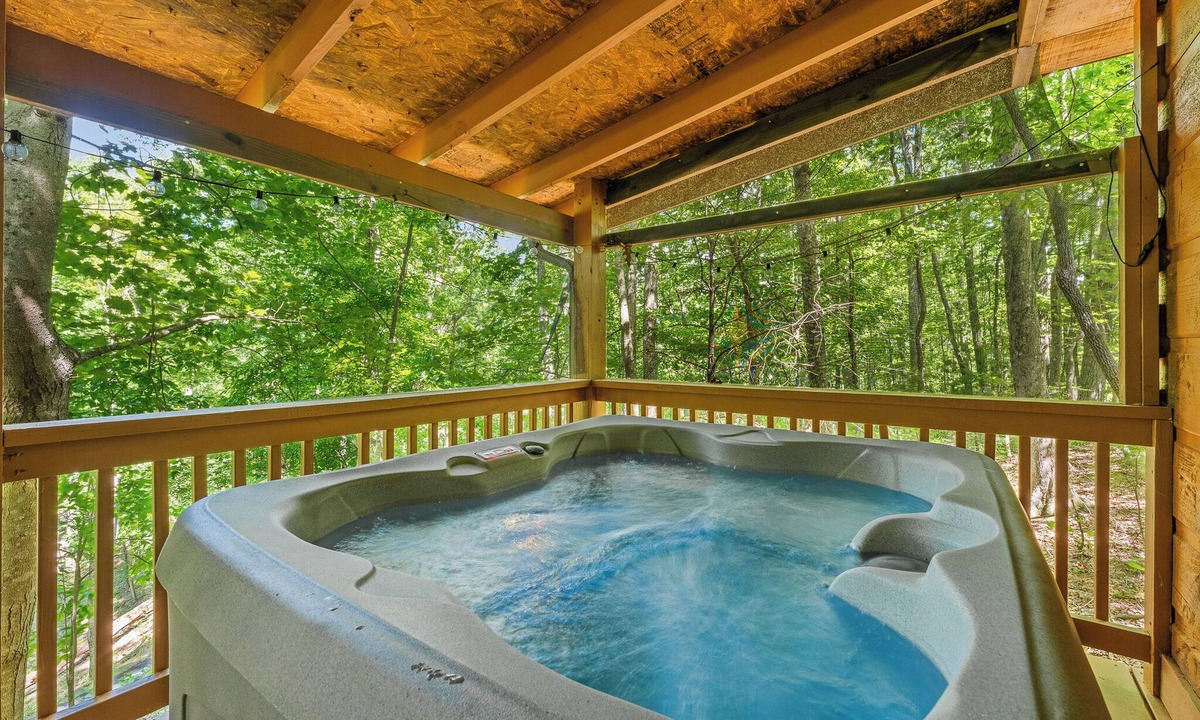 Smoky Mountains Cabin | Mountain View Cabin w/Hot Tub King Bed Near Gatlinburg