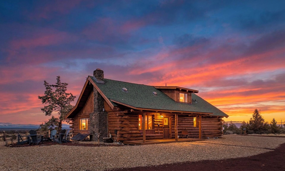 Terrebonne Cabin | Mountain View Cabin Oasis near Smith Rock on Multi-acre Property, Dog-Friendly!