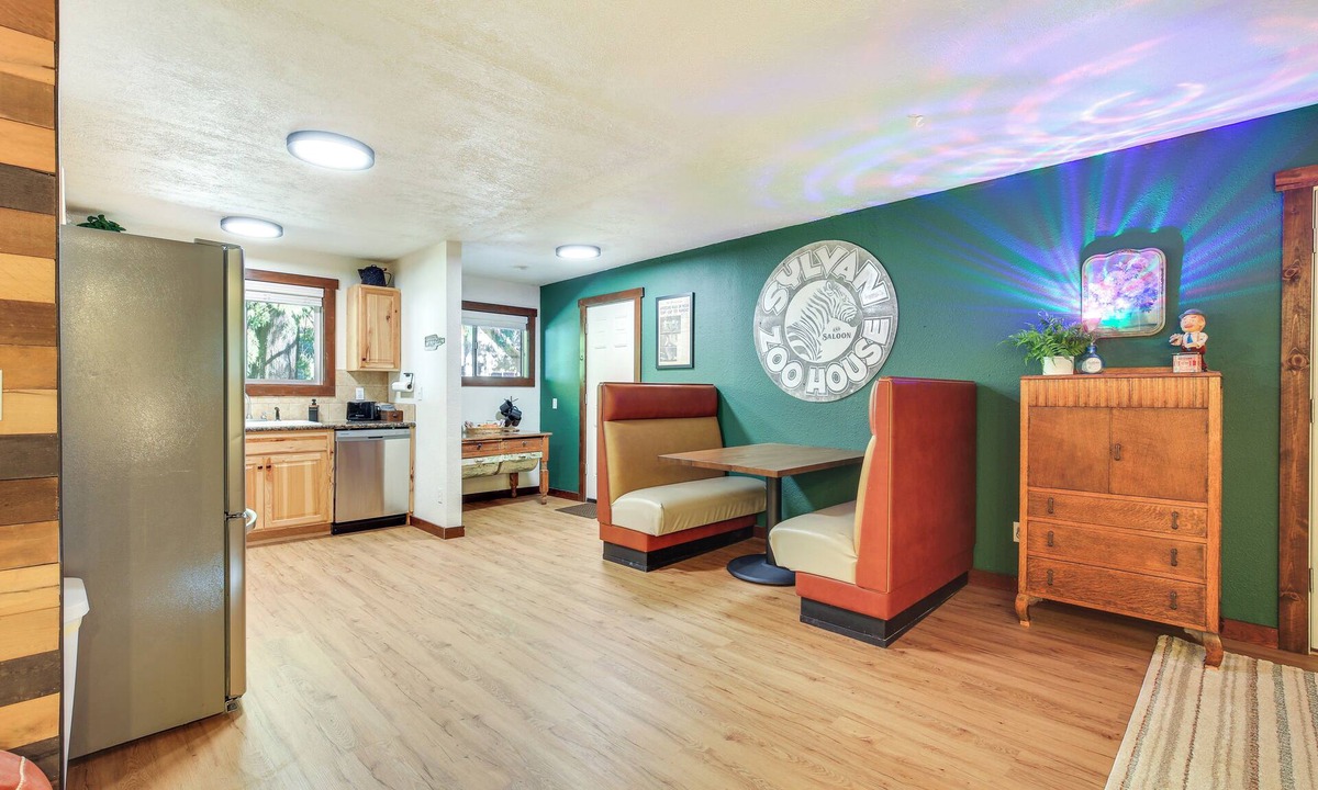 Government Camp Cottage | Mt Hood Launchpad! Cozy Retro Rhododendron Cabin