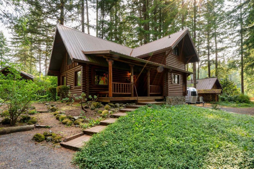 Welches House | Mt Hood Log Cabin! Fresh Remodel with Airstream 1