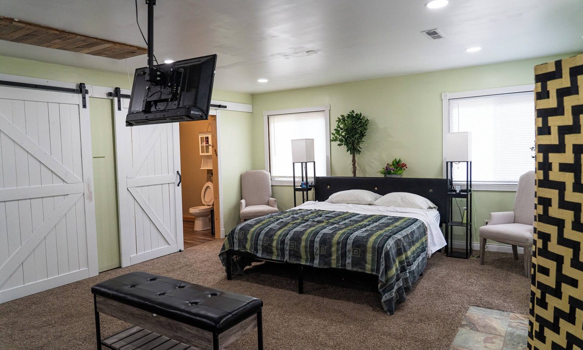 Kendall House | Nature retreat - Dual suite layout each with Cal King. Pet friendly