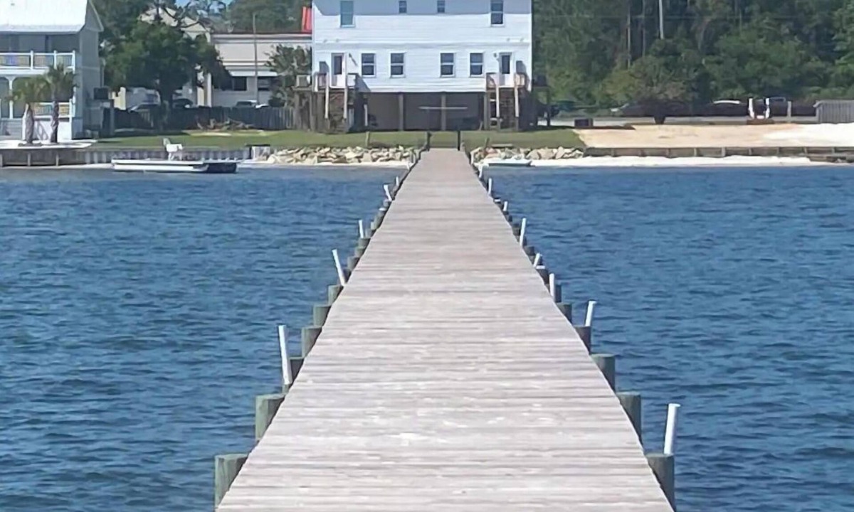 Navarre House | Navarre Beach Front Whole House Large Yard. Kayaks + Paddle Boards Included.