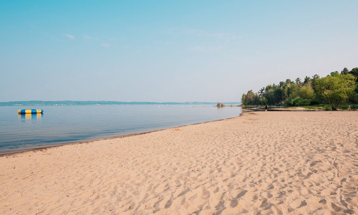 Acme Condo | Near wineries, golf and horse show! Grand Traverse Bay beach 300' from condo!n