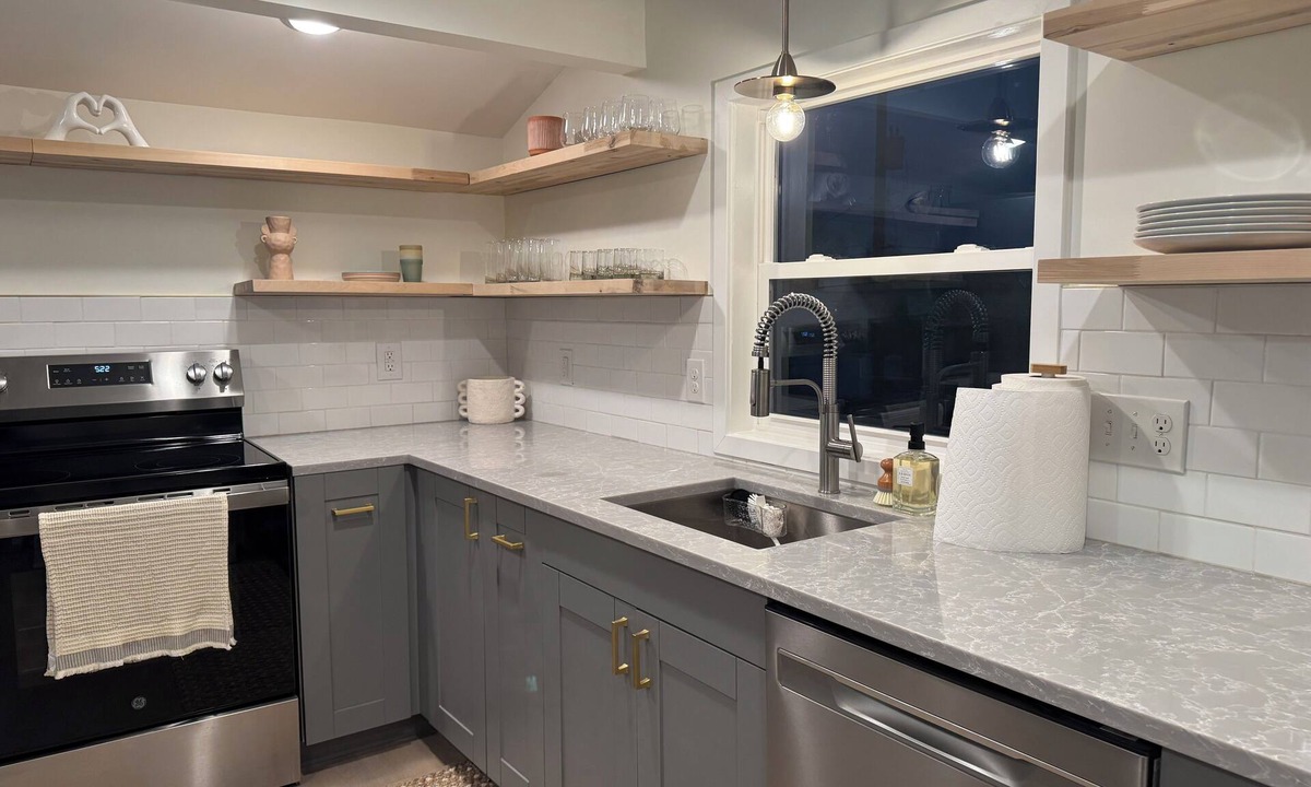 Bryant Pattengill West House | New 2024-Renovated Modern Farmhouse - Top Floor Unit