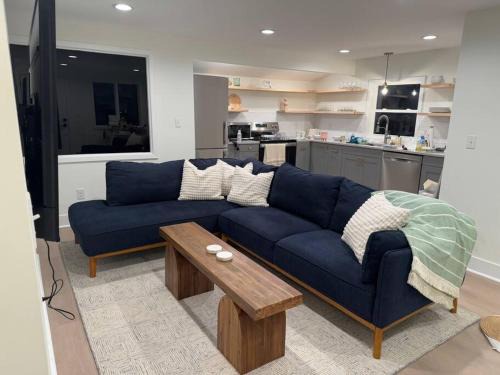 Bryant Pattengill West Apartment | New 2024-Renovated Modern Farmhouse - 4 Bed Top Floor Unit