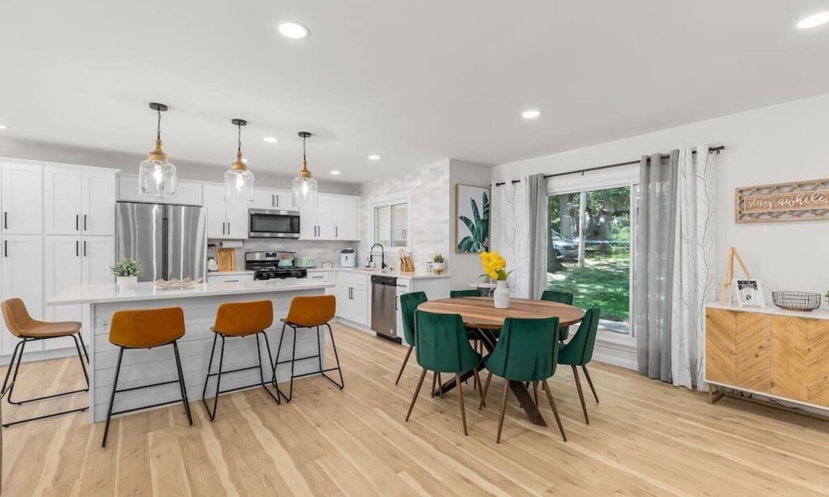Lapeer House | NEW 4 Bedroom 4 Bath Waterfront Home Sleeps 14!