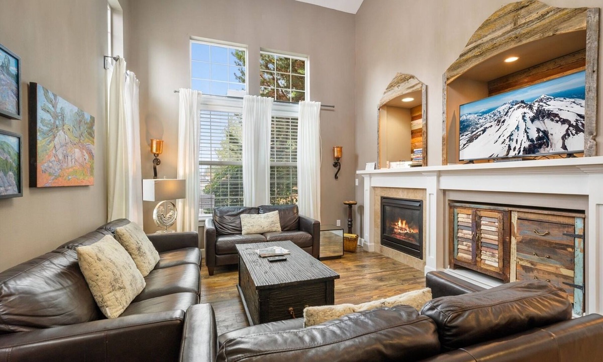 Southern Crossing House | New! Bend River District Stay | Hot Tub | Walk to Dining & Trails