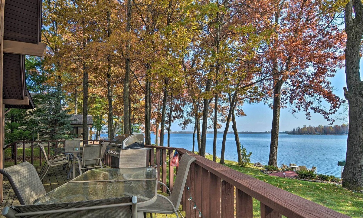 Gladwin Cottage | NEW! Dream house with sandy beach + pontoon rental