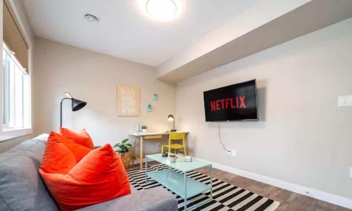 Old Strathcona House | NEW - Euro-Style Suite - Whyte Ave/Clean/A/C/NFLX/Sleeps6