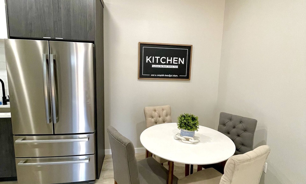 Lincoln Apartment | New Guest Suite 2br/1bth in DT Vancouver - pet friendly