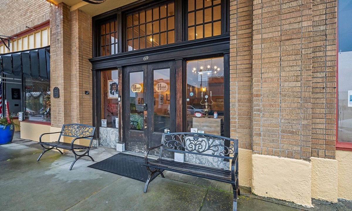 Cathlamet House | NEW! Hotel Cathlamet Room 222 - Main St Queen