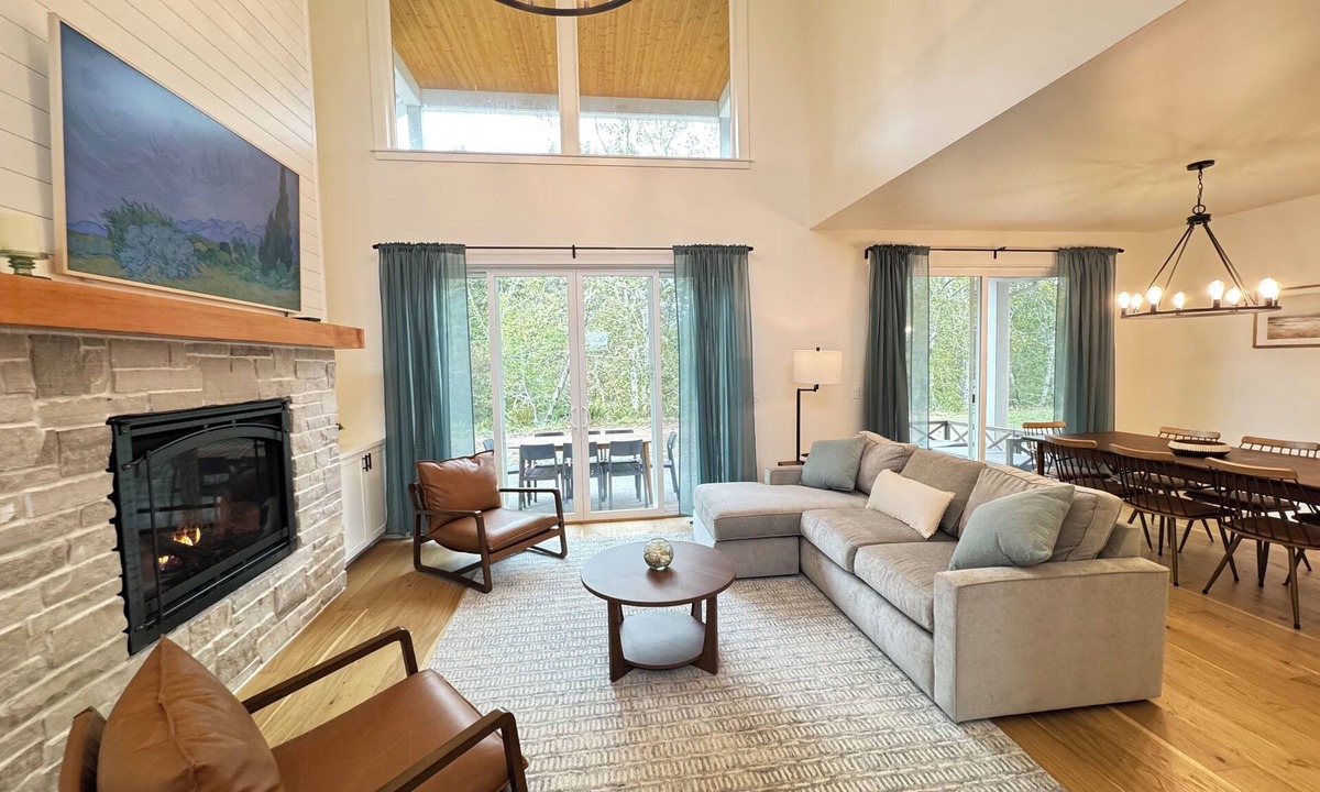 Warrenton House | New Lake Front Home Hot tub Private Dock Full Amenities Walk to beach Bikes