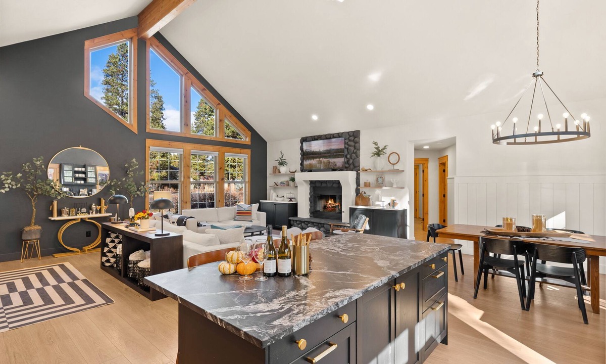 Deer Park House | New Listing, Luxury Home in Sunriver, 1-Story, Sleeps 10, SHARC passes, Hot Tub