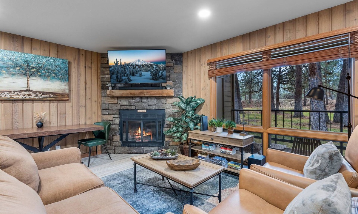 Century West Condo | New Listing! Pineview Getaway | Mt. Bachelor Village Condo Near River Trail