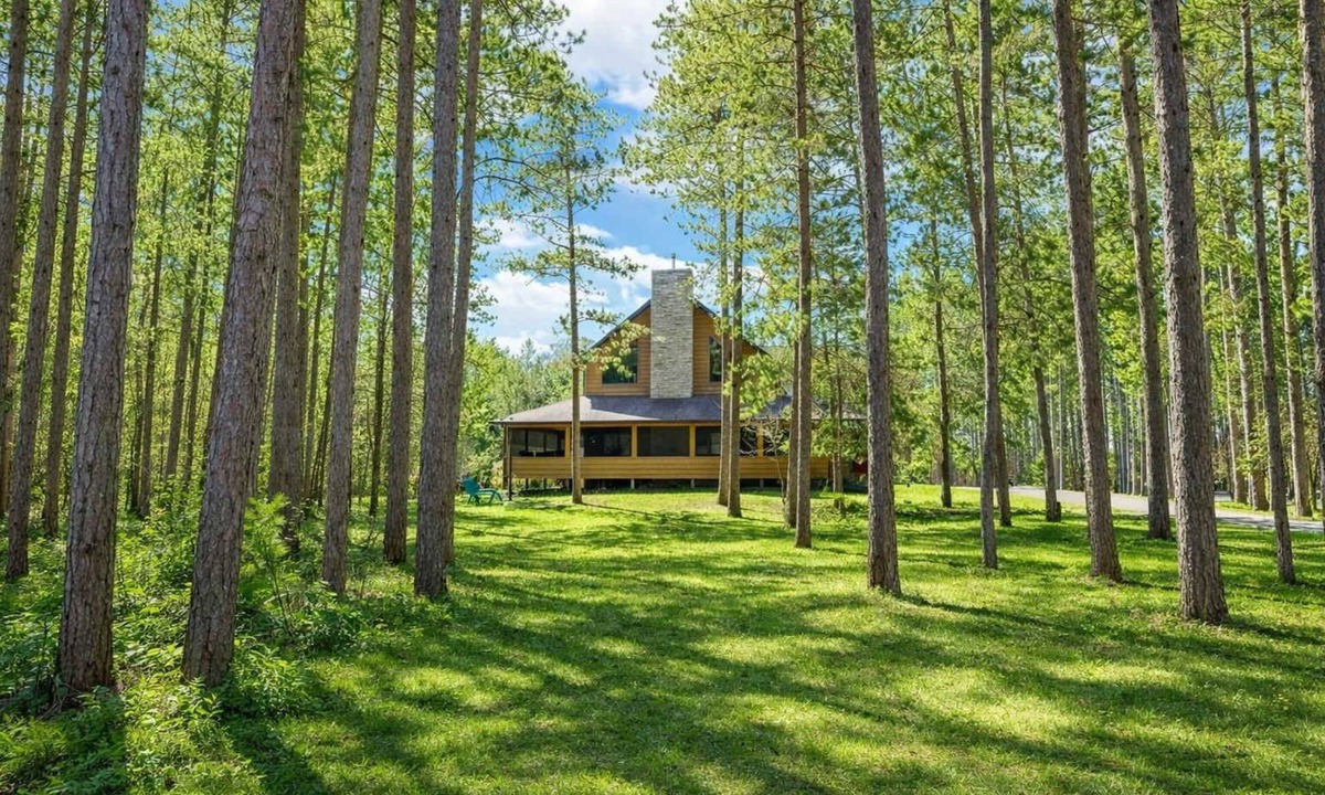 New Lisbon Cabin | NEW! Luxurious Driftwood Lodge | Castle Rock Lake