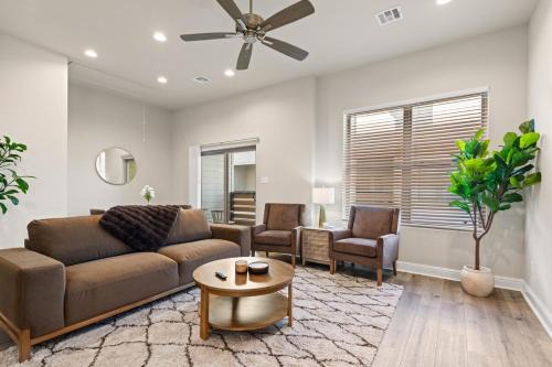 Youngsville Apartment | NEW Mais La House Garage KING 85 TV Cajun Luxury