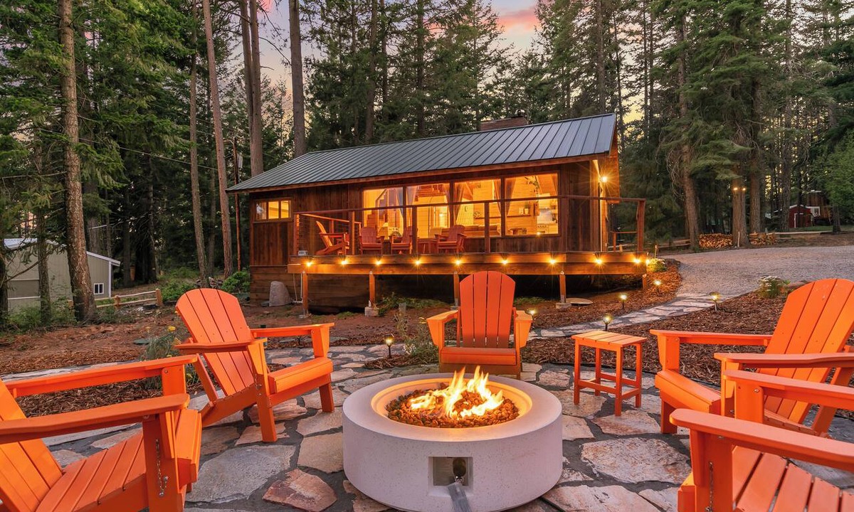 Klamath Lake Cabin | NEW! Rainbow Rd. Stylish Cabin w/Putting Green