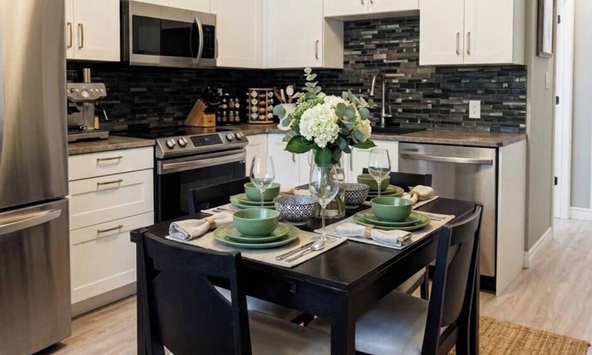 Saskatoon House | New Stylish Basement Suite | Private Entry | Quiet Neighborhood