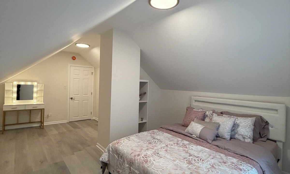 Elgin House | ✨ Newly Remodeled 3BR Home Sleeps 6 Family Friendly