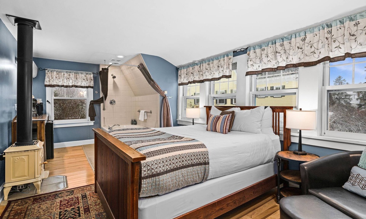 Congdon Park House | North Shore Suite | Jacuzzi & Sauna