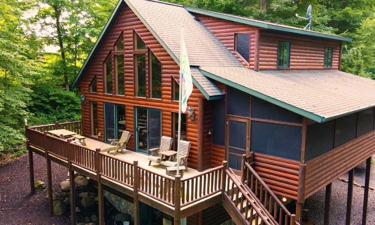 Sarona Cabin | Northern Traditions - Deer Hollow