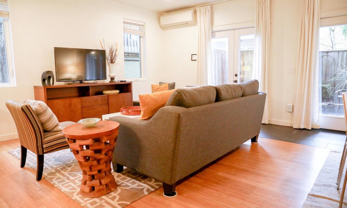 Uptown Condo | Northwest Nob Hill Alphabet District! Free Parking! 1180 sq. ft.! Walk score 97!