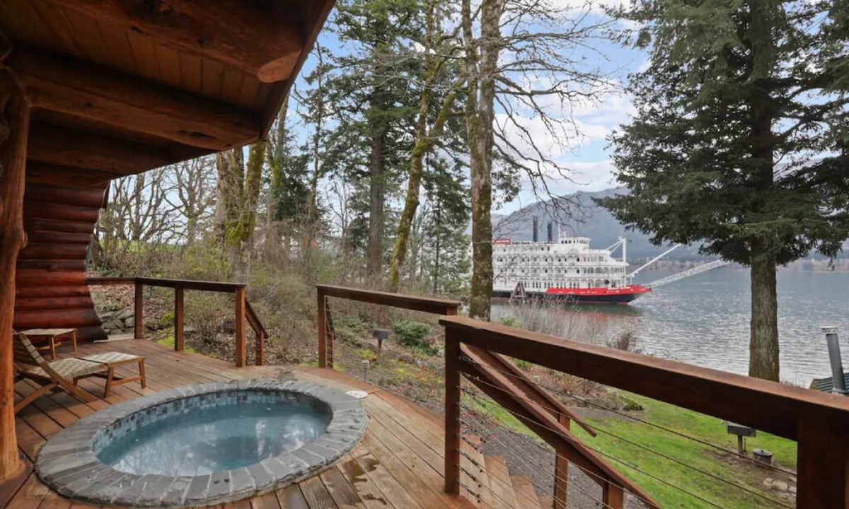 Stevenson Cabin | Oak Cabin at Wilder and Pine Riverside Cabins