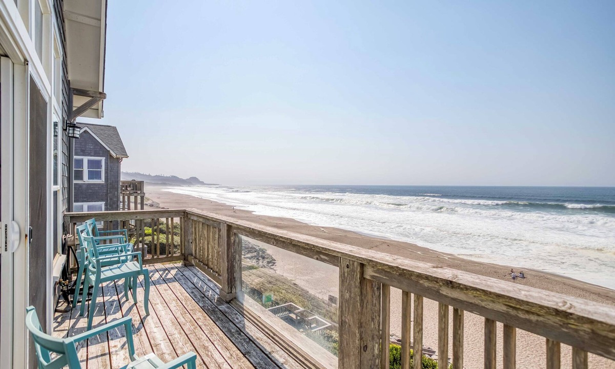 Lincoln Beach House | Oceanfront Bella Beach Beauty has Two Decks, Upper Floor Great Room, King Suite!