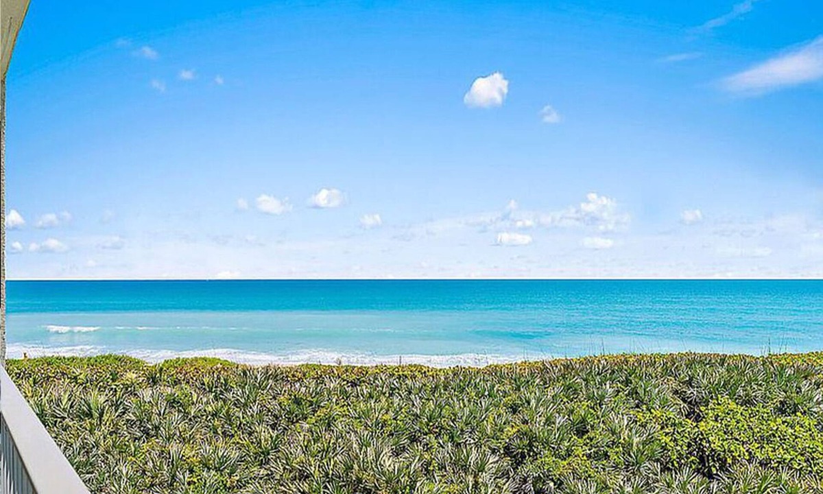 Stuart Condo | ✨Oceanfront🌊 Breathtaking View🏖️ Central Location📍 Pool🏊‍♂️ Modern Elegance✨