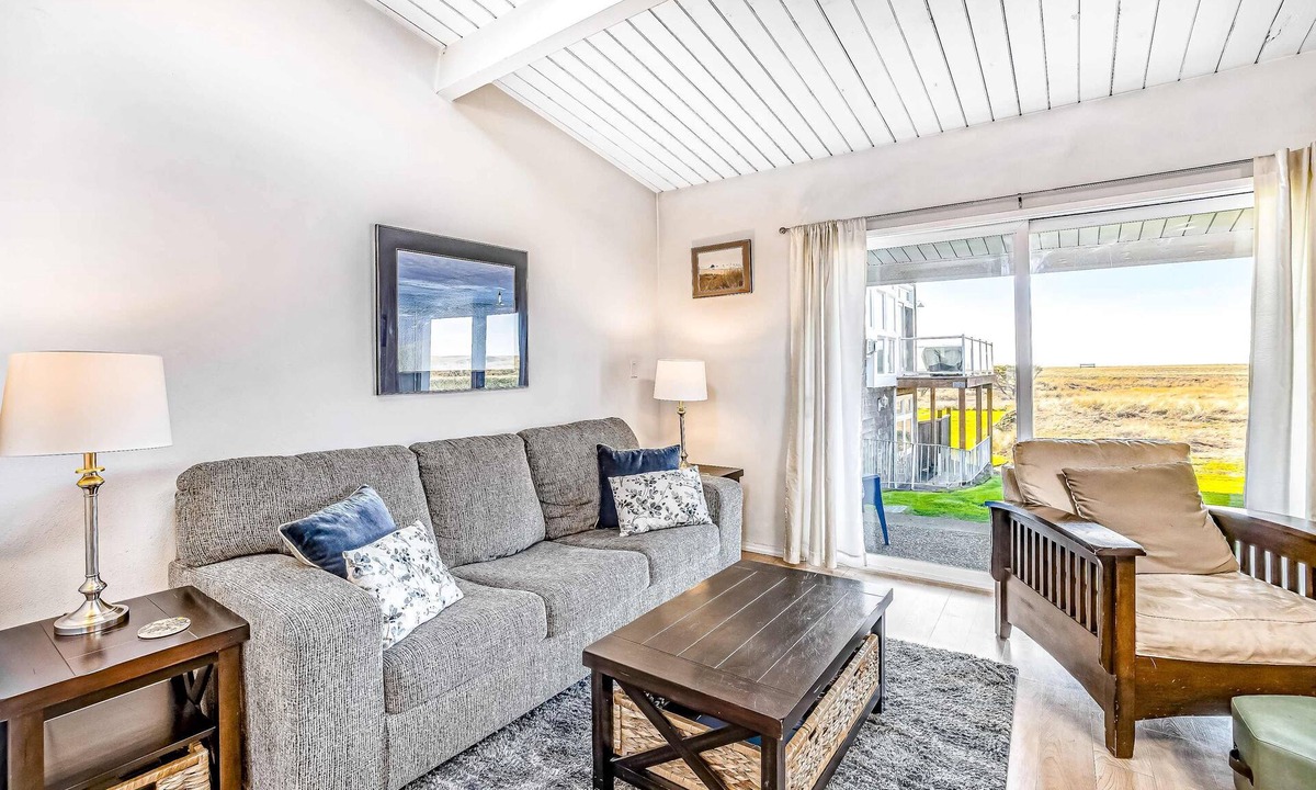 Gearhart Condo | Oceanfront condo - walk to beach & Gearhart Golf Links