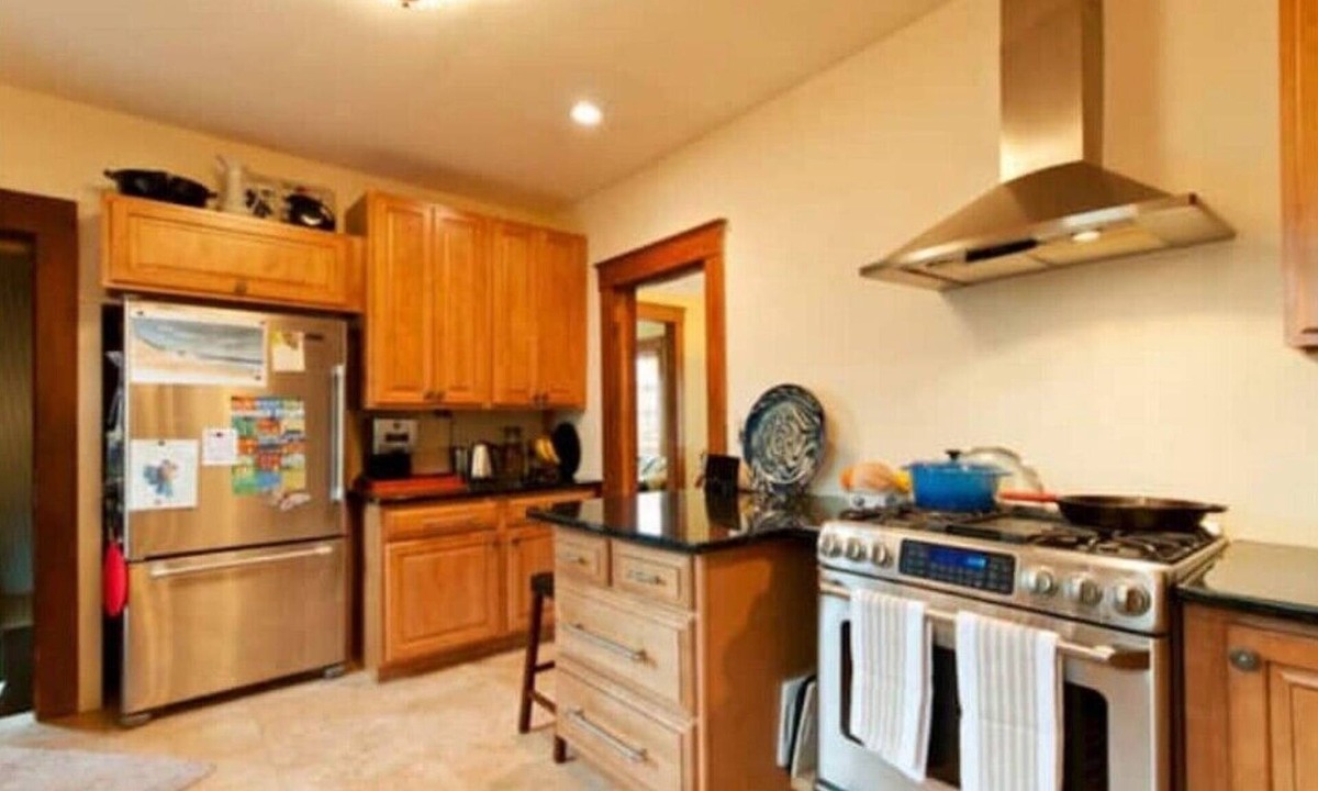 Old West Side House | OldWestside Home-Hot tub, Yard, Central Location