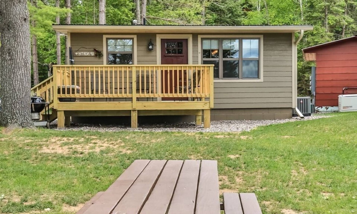 St Germain Cabin | Otter Place: Lakefront Cabin, Generator, Wi-Fi, FREE Firewood, No Cleaning Fee!