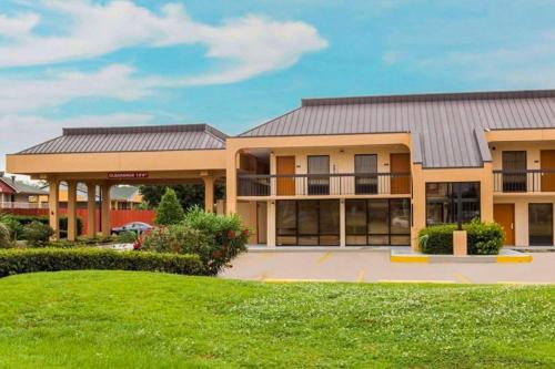 Broadmoor Hotel | OYO Hotel Baton Rouge Mid City