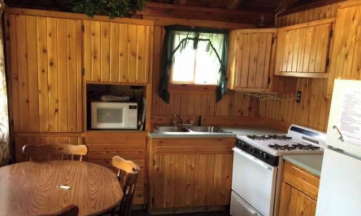 Drummond Cabin | Papins Resort Cabin #6
