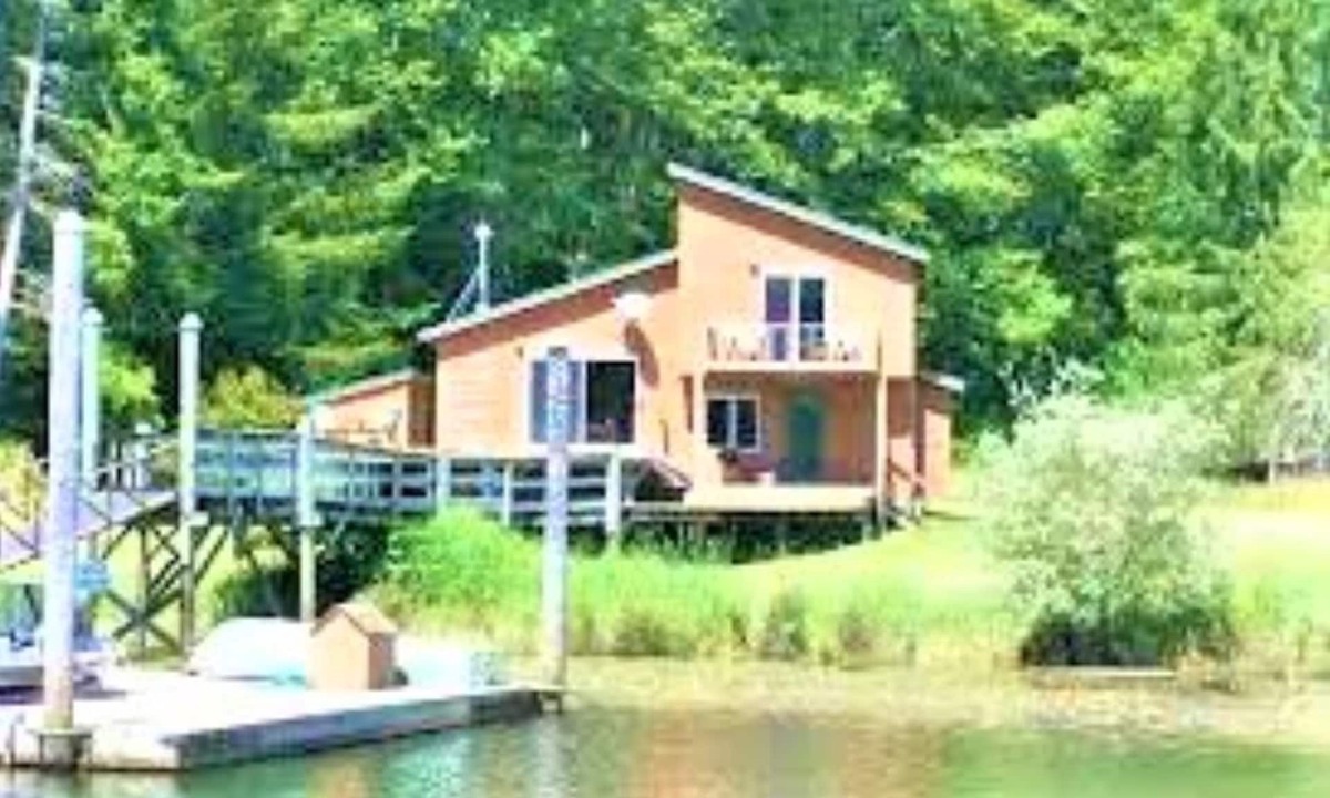 Lakeside Cabin | Paradise Cabin on Tenmile Lake