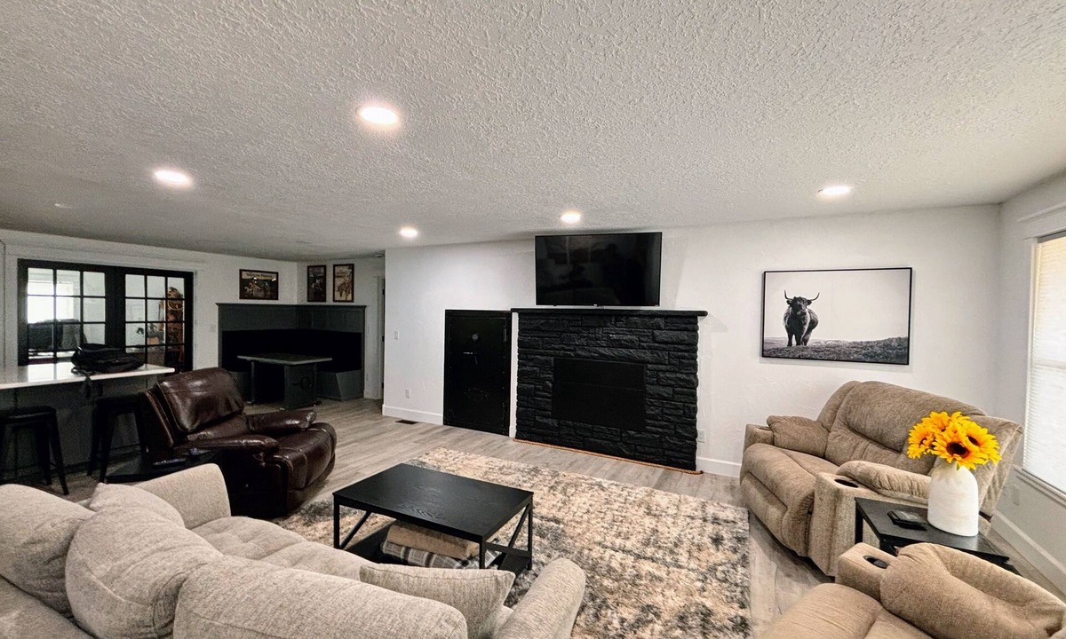 Terrebonne House | Peaceful Ranch Stay – Horse Stalls, Sunset Views & Country Comfort