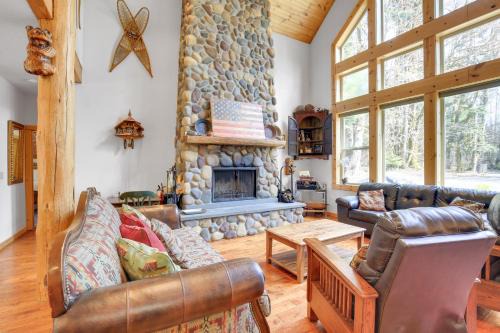 Rhododendron House | Peaceful Rhododendron Cabin w/Fire Pit & Hot Tub!