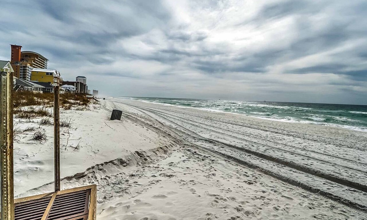 Holiday Beach Apartment | Peaceful studio beach condo with shared pool & full W/D