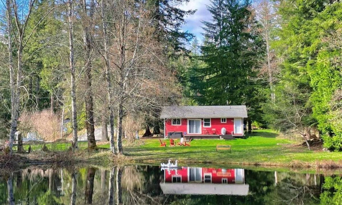 Paradise Estates Cabin | Perch - Ruby Lodge: Cozy Cabin w/King bed | Pet Friendly