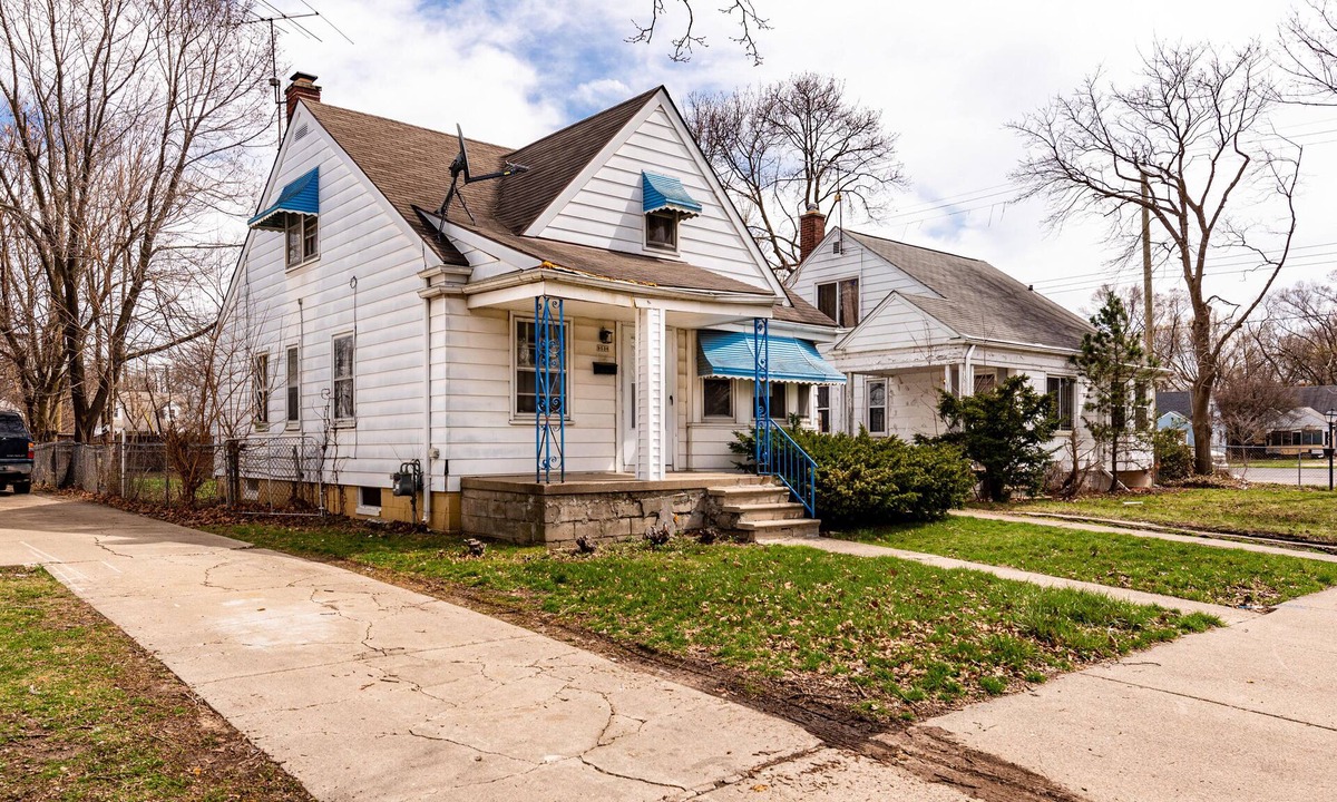 Detroit House | PERFECT FOR A LONG TIME STAY | 3 bdroom, sleeps 15 + dinning room