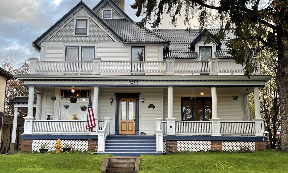 Two Harbors House | Perfect Winter Get Away! Spacious home 2.5 blocks from Lake Superior!
