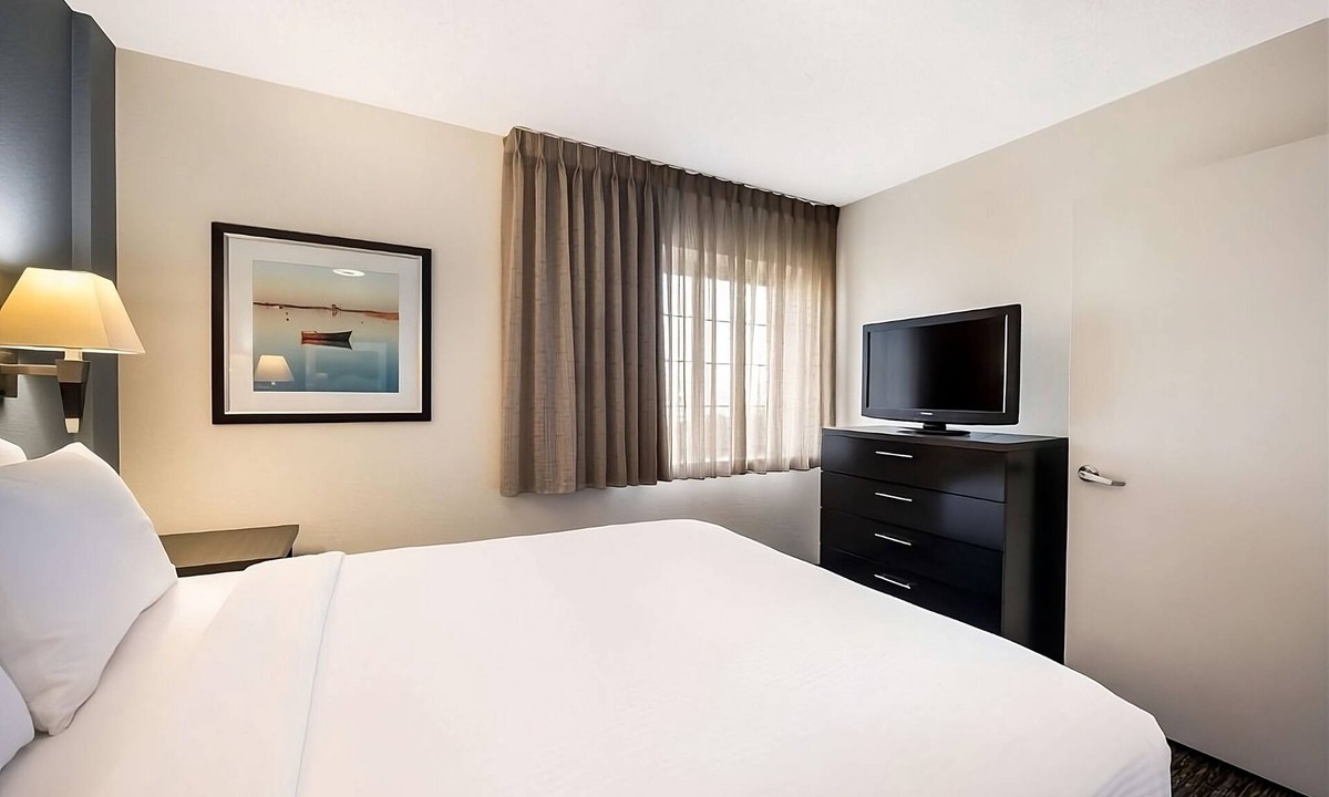 Warrenville Hotel | Pet-friendly Accommodation in Northern Chicago w/Full Kitchens - Self Parking