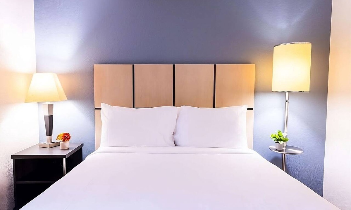 North Arlington Hotel | Pet-friendly Accommodation Near Hurricane Harbor Arlington! Parking, Pool!
