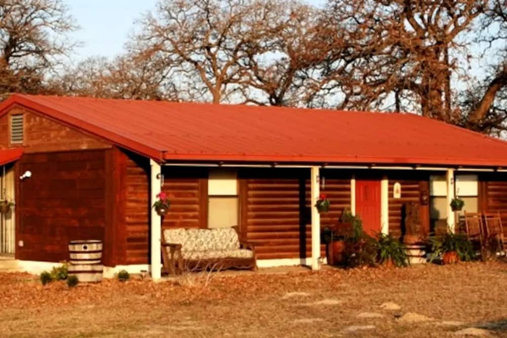 Paige Cabin | Pet-Friendly Accommodation on a Ranch in McDade, Texas