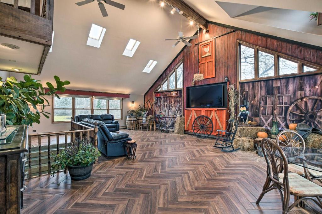 Hanover Park House | Pet-Friendly Bartlett Farmhouse w/Deck!